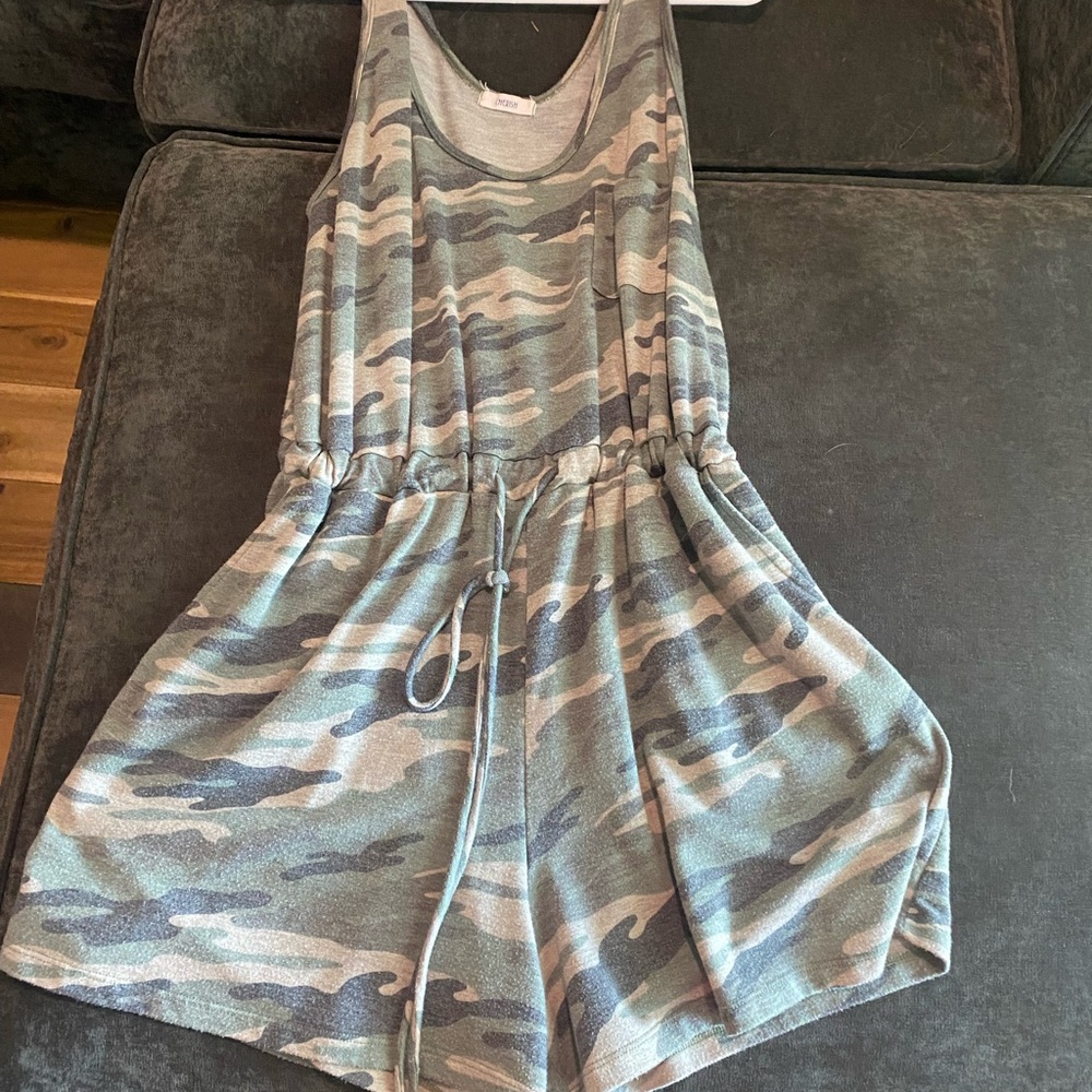 Women’s size Large Pink Lily Boutique Camp Cotton Romper with pockets